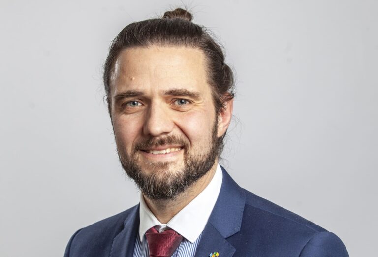 Místo uklízečky nastoupí operátor úklidu s týmem robotů, v Atalianu je to už realita