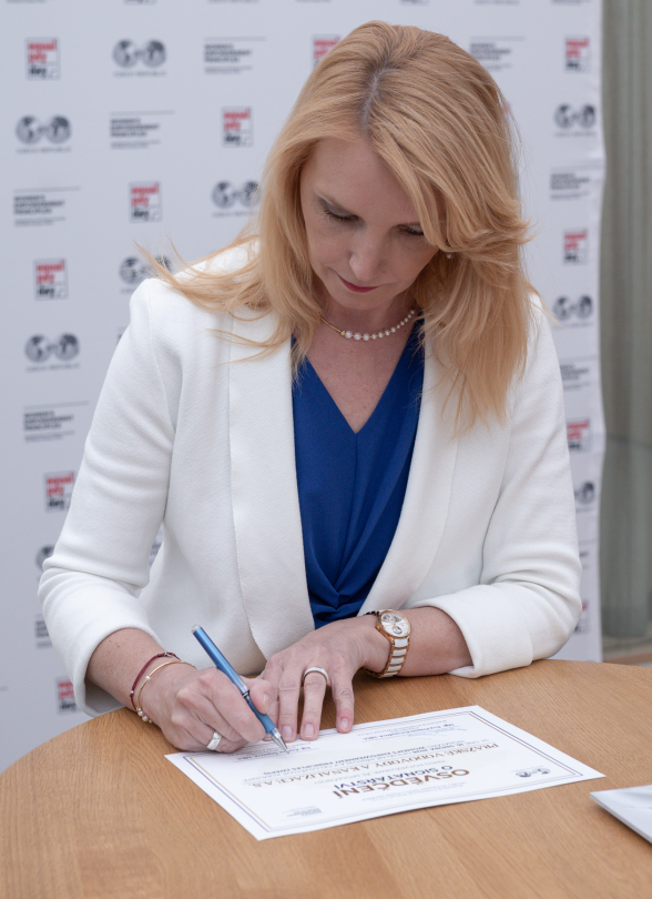 Zuzana Šepsová při podpisu