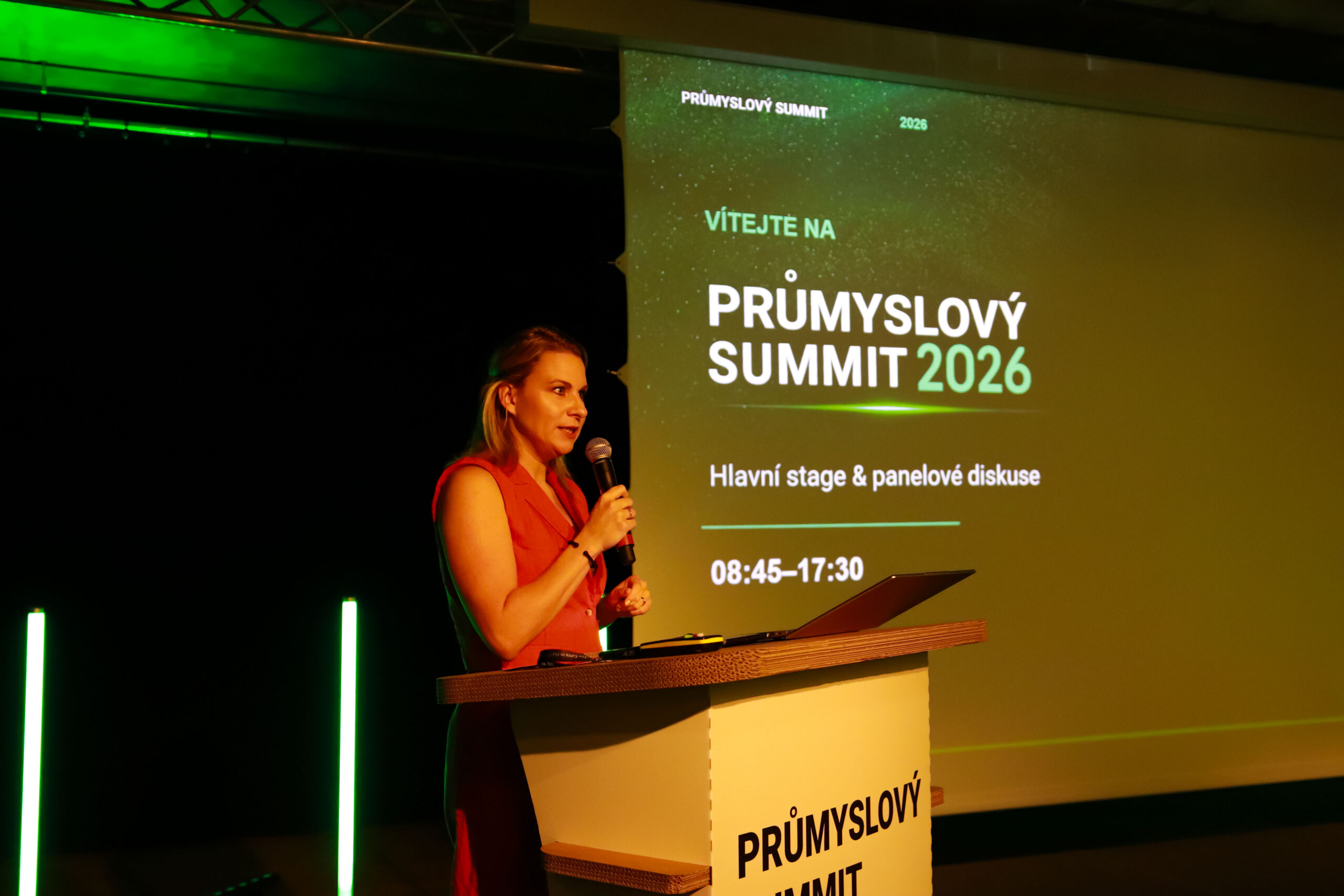 Vendula Pokorná moderuje panelovou diskusi Transformace průmyslu